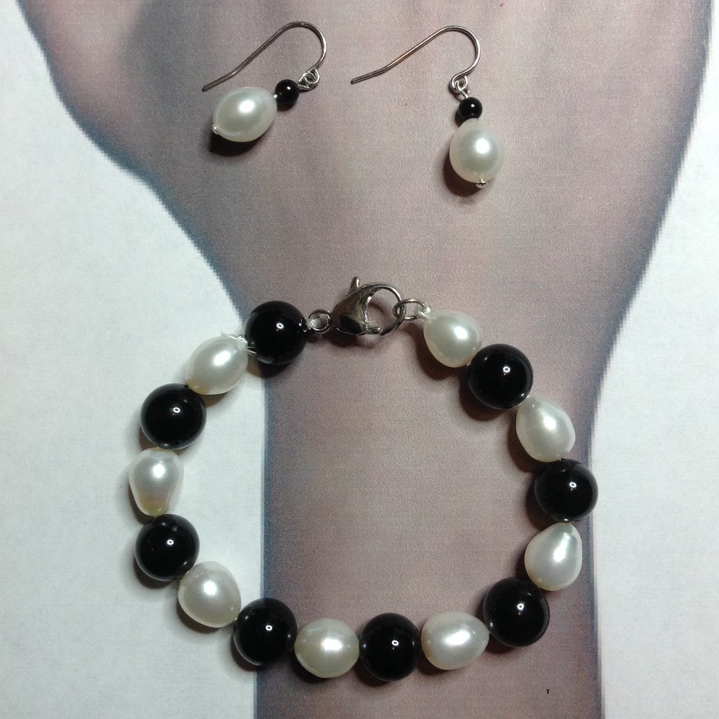 White Freshwater And Black Onyx Beads Bracelet Earring With Silver Parts Set 25$